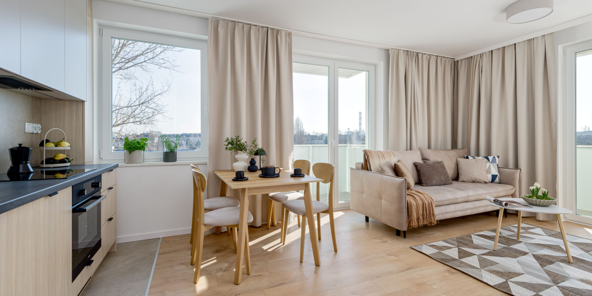 Salon w ciepłej tonacji w mieszkaniu osiedla PFR Nieruchomości w Lublinie