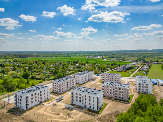 Widok osiedla bloków z lotu ptaka